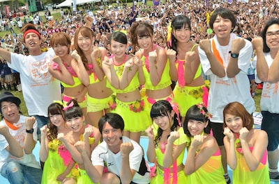 「ライオンスペシャル 第33回全国高等学校クイズ選手権 関東大会」に応援パーソナリティとして登場したロッチ（後列右端）、2700（左端）と、応援ソングを歌うSUPER☆GiRLS、司会の桝太一日本テレビアナウンサー（前列中央）。背後では出場者の高校生達がポーズを取った。