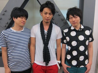 8月7日（水）から13日（火）まで、東京・神保町花月にて上演される舞台「3D兄弟の夏」に出演するミルククラウン竹内、大口兼悟、LLR福田（左から）。