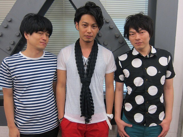 8月7日(水)から13日(火)まで、東京・神保町花月にて上演される舞台「3D兄弟の夏」に出演するミルククラウン竹内、大口兼悟、LLR福田(左から)。