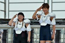 “地球防衛隊”に扮する渡辺直美（左）、南海キャンディーズ・しずちゃん（右）。