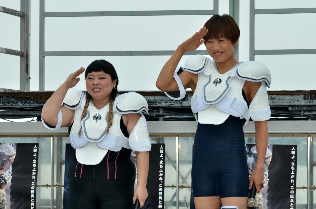“地球防衛隊”に扮する渡辺直美（左）、南海キャンディーズ・しずちゃん（右）。