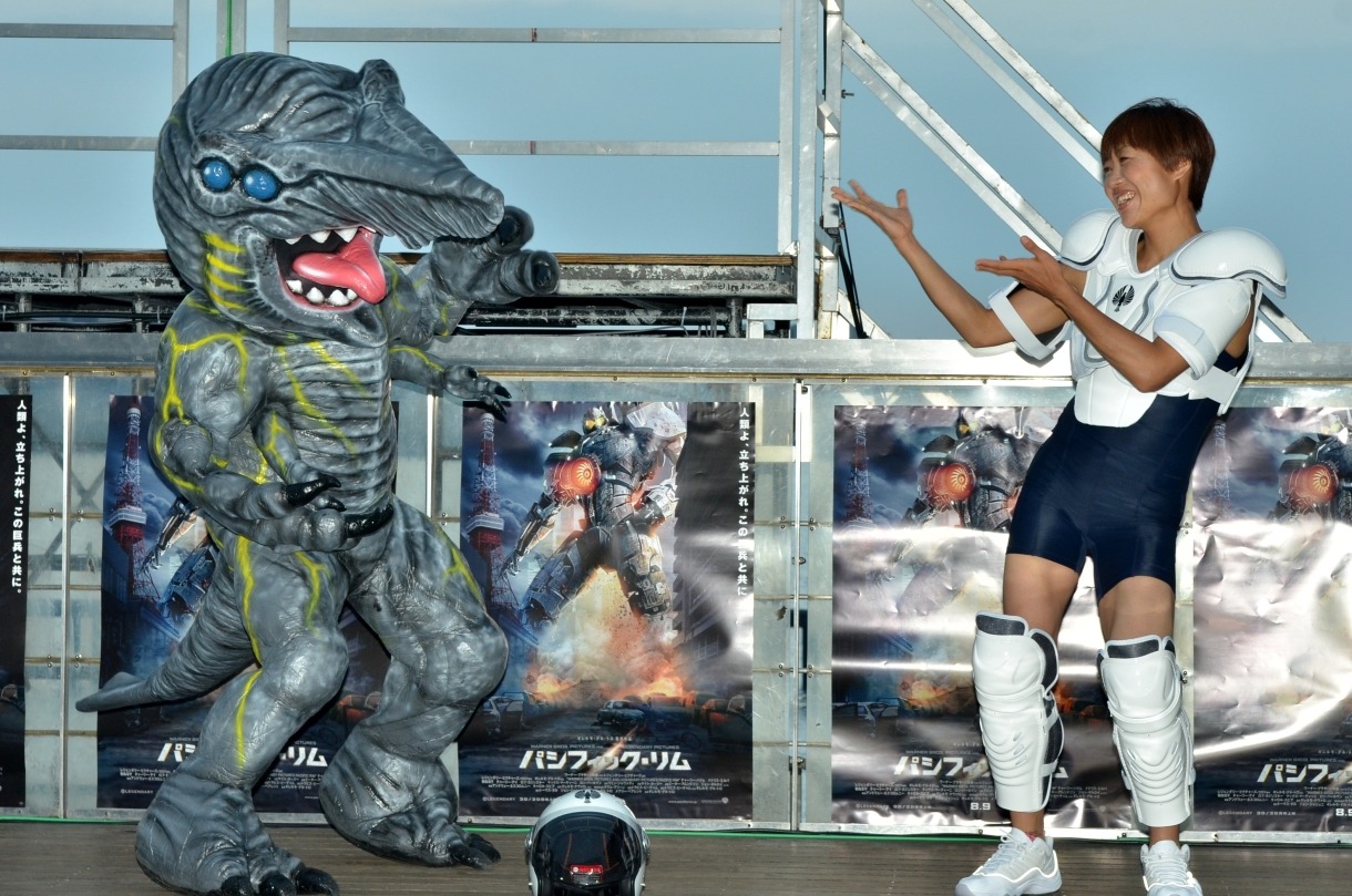 色仕掛けでナイフヘッドを倒そうとする、しずちゃん（右）。