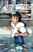 ナイフヘッドの攻撃によってプールに落とされた、しずちゃん。