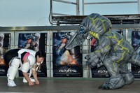 相撲のような仕切りから体当たりでナイフヘッドを倒そうとする、渡辺直美（左）。