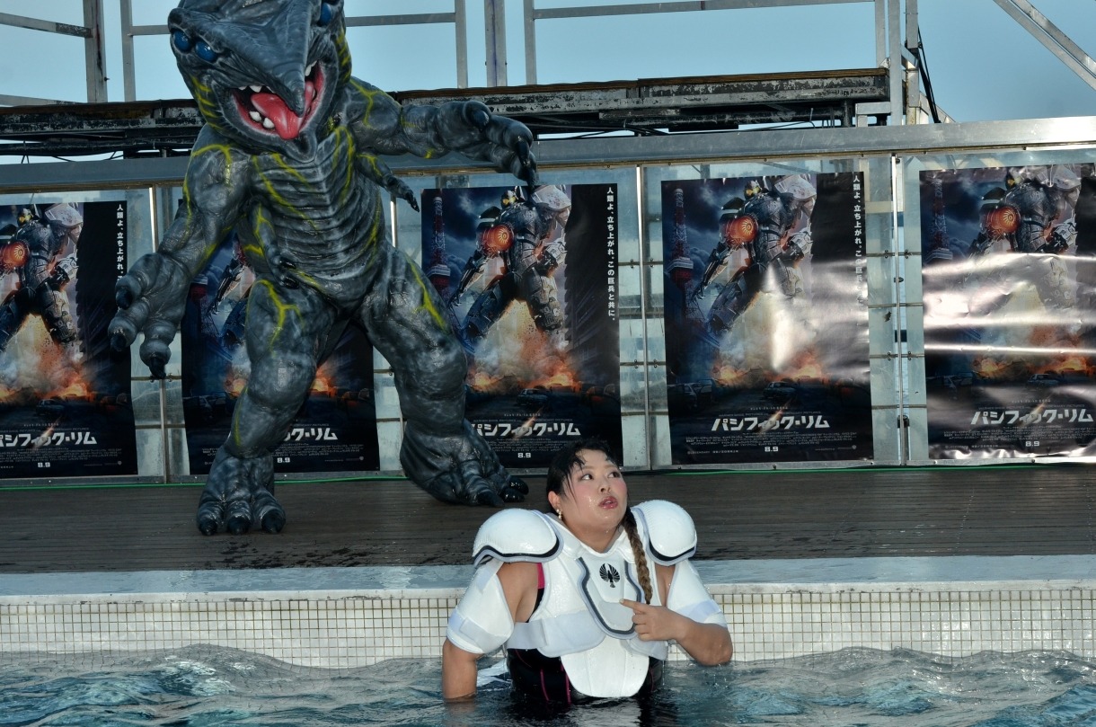 ナイフヘッドにプールに落とされた渡辺直美。