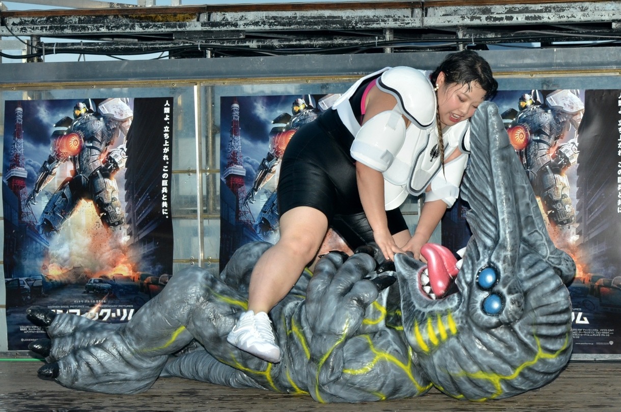 馬乗りになってナイフヘッドを倒そうとする渡辺直美（上）。