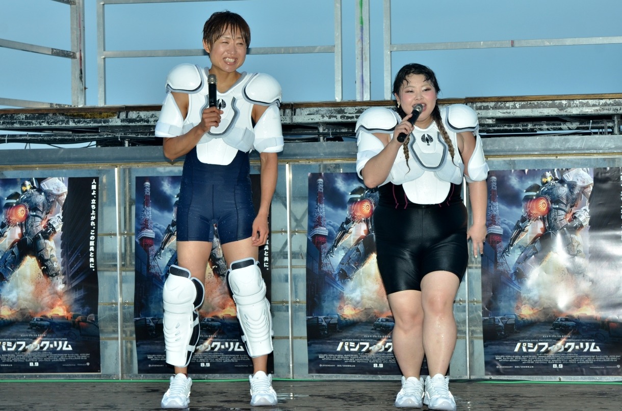 ずぶ濡れになりながらもナイフヘッドを撃退したしずちゃん（左）、渡辺直美（右）。