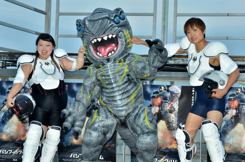 米映画「パシフィック・リム」の公開記念イベントに登場した渡辺直美（左）、南海キャンディーズ・しずちゃん（右）と、怪獣・ナイフヘッド。