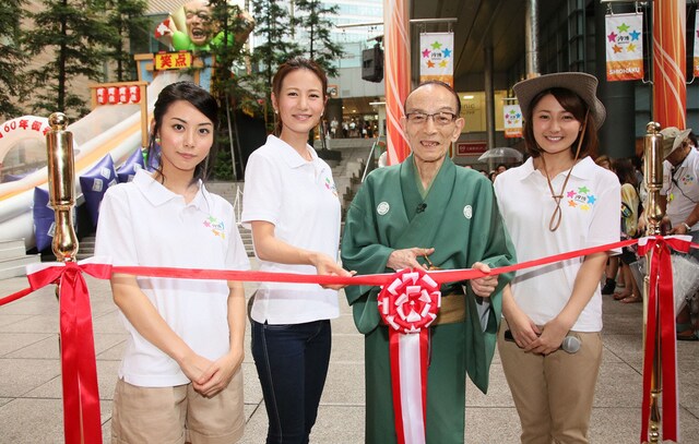 「汐博2013」キックオフイベントでのテープカットの模様。（左から）杉野真実アナ、馬場典子アナ、桂歌丸、久野静香アナ(c)日本テレビ