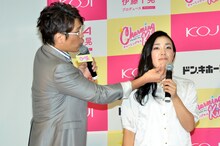 古坂大魔王（左）にあごをイジられる、たんぽぽ白鳥（右）。