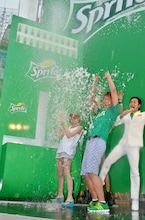 「スプライト 2013夏 PRイベント」で、巨大「スプラッシュ自販機」の水しぶきを浴びる（左から）南明奈、楽しんご、ムーディ勝山と、レイザーラモンHG（写真奥）。