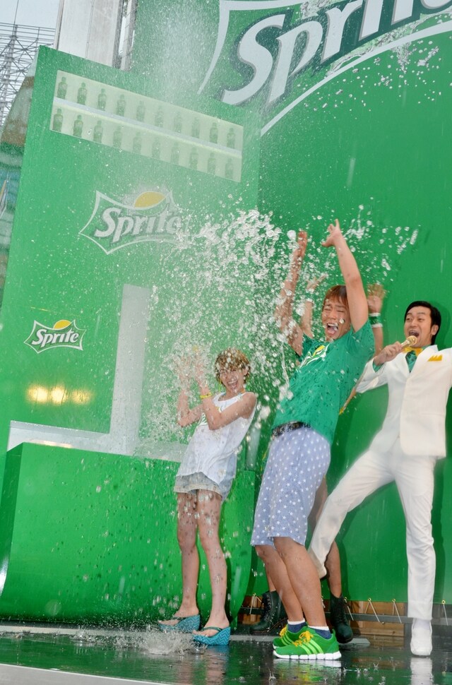 「スプライト 2013夏 PRイベント」で、巨大「スプラッシュ自販機」の水しぶきを浴びる（左から）南明奈、楽しんご、ムーディ勝山と、レイザーラモンHG（写真奥）。