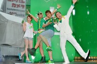 雨の中でスプライトをPRした（左から）南明奈、レイザーラモンHG、楽しんご、ムーディ勝山。