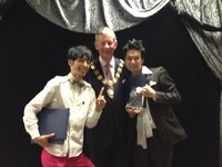 アメリカのマジック大会・IBM Conventionで「コメディ特別賞」を受賞したキャラメルマシーン。中央はIBM会長。