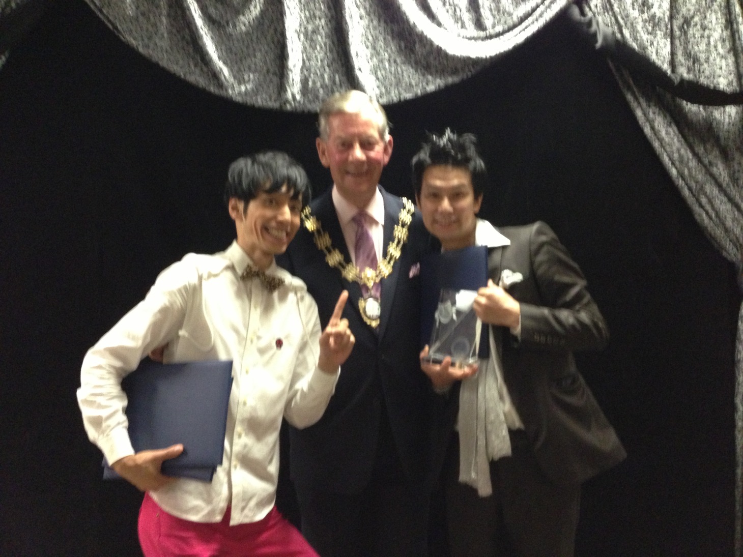 アメリカのマジック大会・IBM Conventionで「コメディ特別賞」を受賞したキャラメルマシーン。中央はIBM会長。