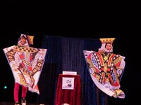 マジックを披露するキャラメルマシーン。