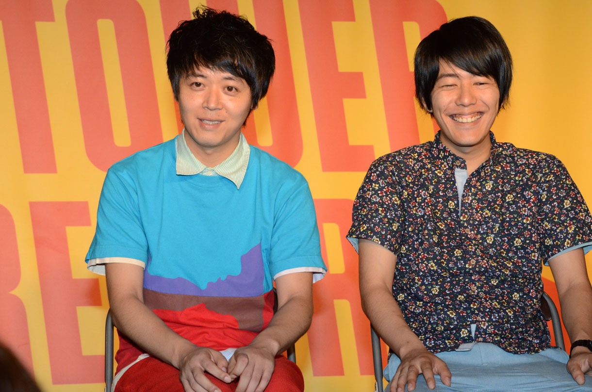 イベント前の取材に応じたうしろシティ。左が金子学、右が阿諏訪泰義。