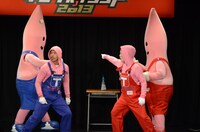 コントを披露するノッポンズ。