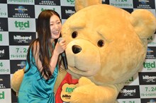 壇蜜（左）へ本能をむき出しにして接近する猫ひろし（テッドの中）。