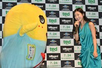 千葉県船橋市非公認のゆるキャラ・ふなっしーと、壇蜜（右）。ふなっしーは、7月26日に発売される自身のDVD作品「ふなのみくす」のPRを兼ねて登壇した。