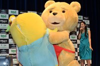 ライバル意識をむき出しにするテッドとふなっしーが相撲で対決。