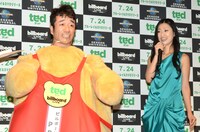 テッドの中に入っていた猫ひろし（左）と、壇蜜（右）。