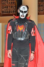 神妙な面持ちで作品の「大ヒット祈願式」に臨む鉄拳。