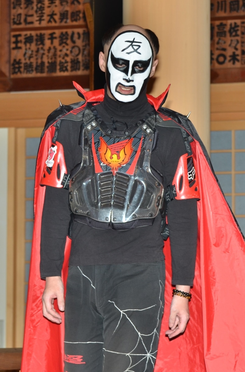 神妙な面持ちで作品の「大ヒット祈願式」に臨む鉄拳。