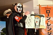 ネタ「こんなトントはイヤだ！」を披露する鉄拳。