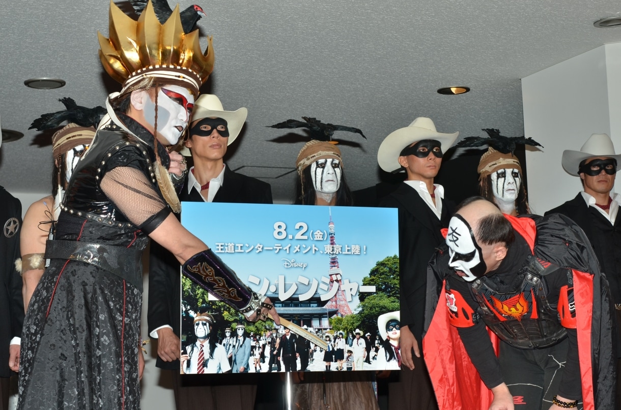 デーモン閣下（手前左）と鉄拳（手前右）が、自分達の姿が隠れているポスターについて語った。
