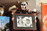 キャンペーンでプレゼントされる自作のイラストを紹介する鉄拳。