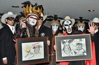 映画「ローン・レンジャー」のPRイベント」に登場した鉄拳（手前右）と、デーモン閣下（手前左）。作中の登場人物、トントとローン・レンジャーに扮した10名も姿を見せた。