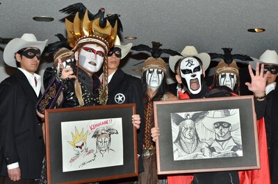 映画「ローン・レンジャー」のPRイベント」に登場した鉄拳（手前右）と、デーモン閣下（手前左）。作中の登場人物、トントとローン・レンジャーに扮した10名も姿を見せた。