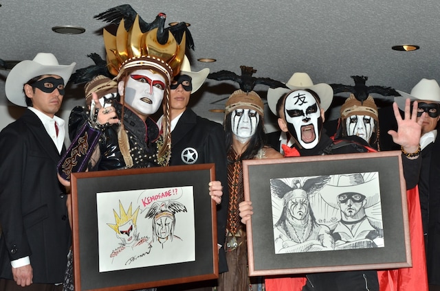 映画「ローン・レンジャー」のPRイベント」に登場した鉄拳（手前右）と、デーモン閣下（手前左）。作中の登場人物、トントとローン・レンジャーに扮した10名も姿を見せた。