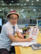 さまざまな著書や、気になる見出しの新聞などを持参したプチ鹿島。