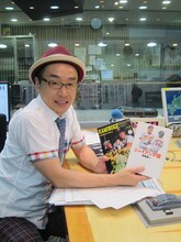 さまざまな著書や、気になる見出しの新聞などを持参したプチ鹿島。