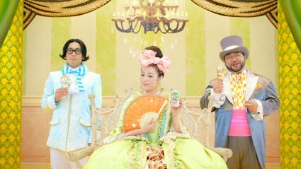 「酔わないウメッシュ」の新テレビCM「宮殿・ダンス」編に起用された髭男爵と、北乃きい（中央）。