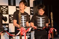 テープカットを行うNON STYLE。