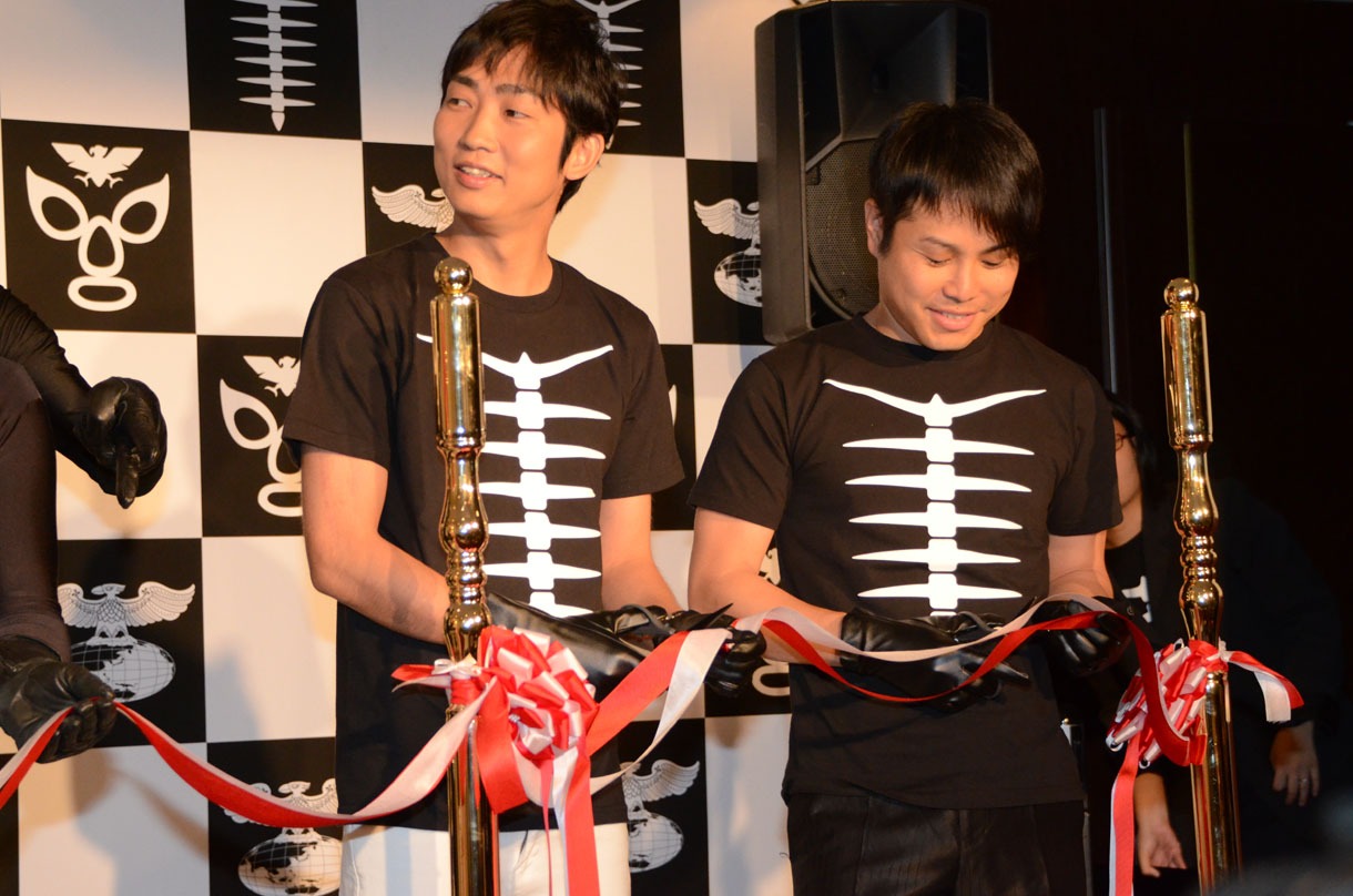 テープカットを行うNON STYLE。