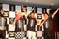 謎のドリンクで「カンパ、イーッ！」とショッカーならではの音頭で乾杯するNON STYLEと野沢直子。