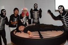 手術室に連れて行かれたNON STYLE井上とショッカーとのフォトセッションの模様。