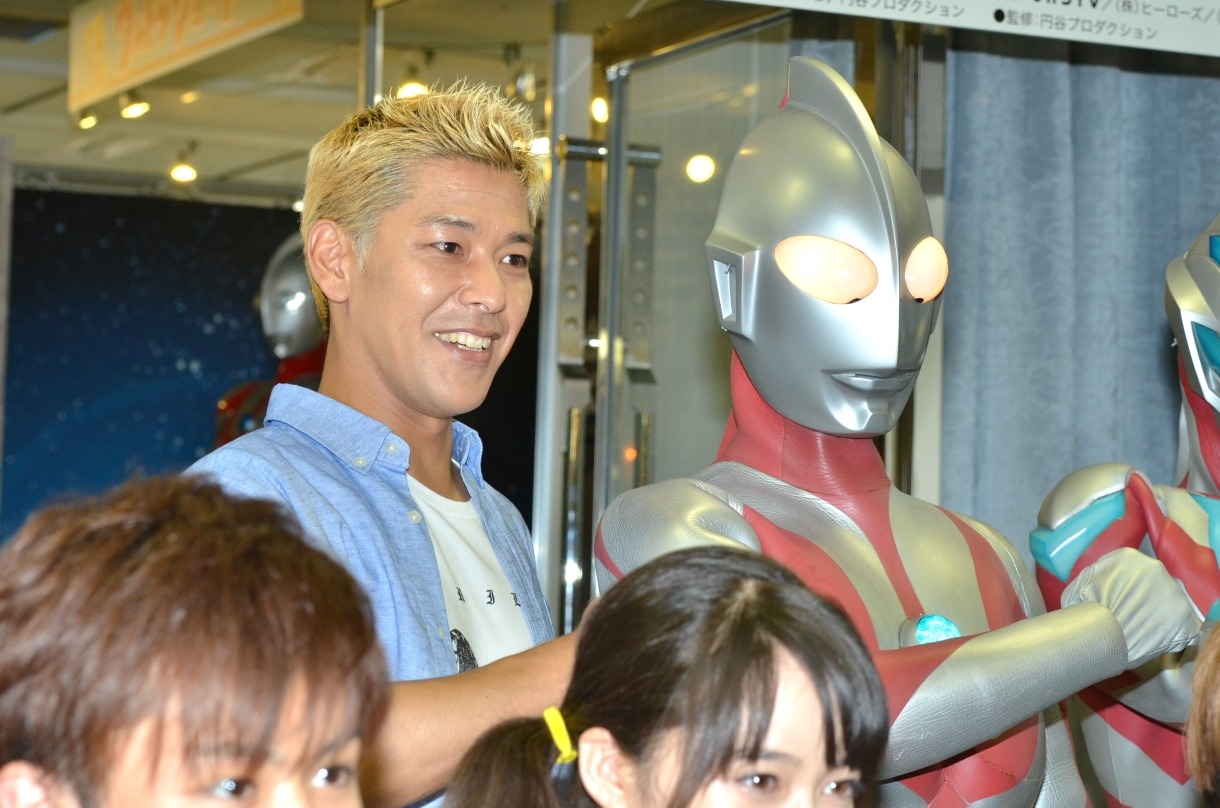 ウルトラマンと並んでポーズを取るロンブー亮（後列左）。