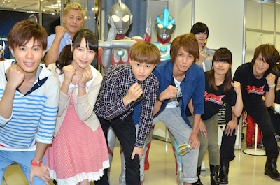 「ウルトラマンフェスティバル2013 特別内覧会」に登場したロンドンブーツ1号2号・田村亮（後列左端）と、AKB48の田名部生来（後列右端）、「ウルトラマンギンガ」のキャスト、ボイジャーのメンバーら。