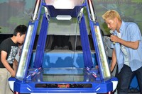 ゲーム筐体「大怪獣ラッシュ ウルトラフロンティア」に挑むロンブー亮（右端）。