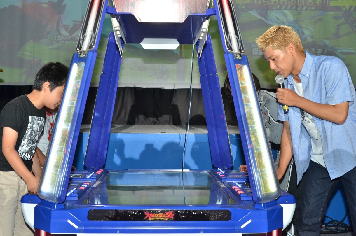 ゲーム筐体「大怪獣ラッシュ ウルトラフロンティア」に挑むロンブー亮（右端）。