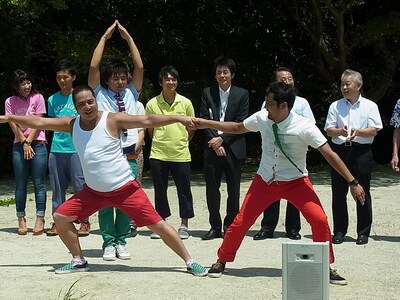 「関門海峡親善大使」同時就任式で御披露目されたギャグ「2人をつなぐ関門橋」。