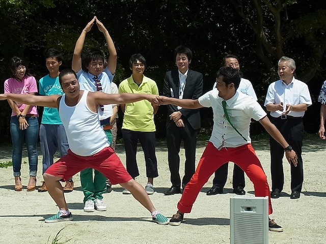 「関門海峡親善大使」同時就任式で御披露目されたギャグ「2人をつなぐ関門橋」。