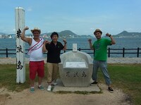 山口県住みます芸人・どさけんと、福岡県住みます芸人・ぶんぶん丸。