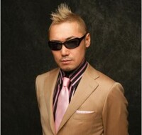 「JGフォーラム powered by Tomihisa Cross」でホストを務める電撃ネットワーク・ギュウゾウ。