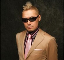 「JGフォーラム powered by Tomihisa Cross」でホストを務める電撃ネットワーク・ギュウゾウ。